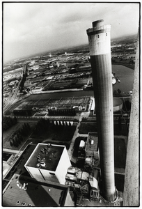 404633 Gezicht op één van de twee 150 meter hoge schoorstenen van de electrische centrale van het ...